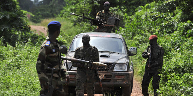 Patrouille de soldats ivoiriens près de la frontière avec le Liberia , en juin 2012.