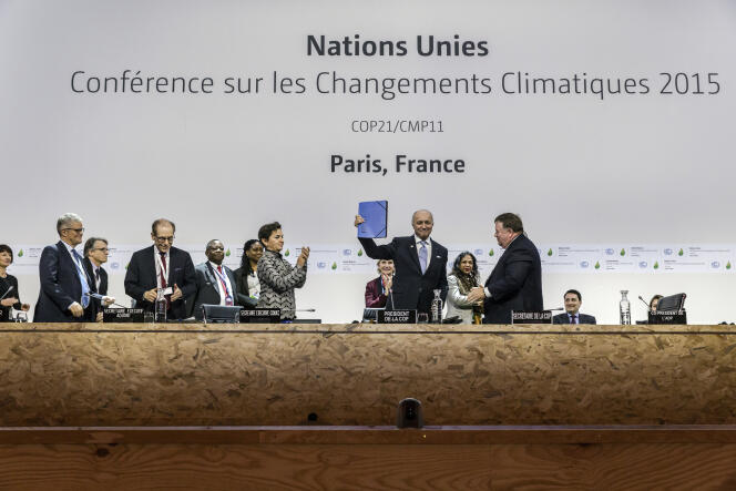 Le projet d'accord de Paris est présenté par Laurent Fabius lors de la COP21 au Bourget le 5 décembre 2015.