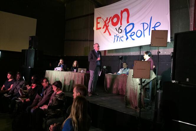 A Montreuil, le samedi 5 décembre, au procès des peuples contre Exxon, Bill McKibben (cofondateur de 350.org) mène les débats.