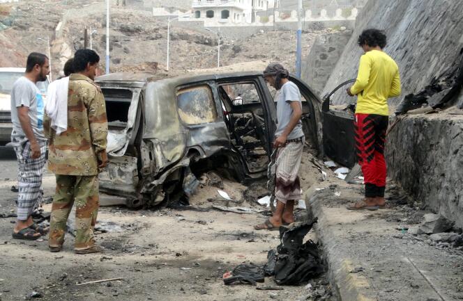 Sur le site de l'attentat dans lequel a été tué Jaafar Saad, gouverneur d'Aden, le 6 décembre.