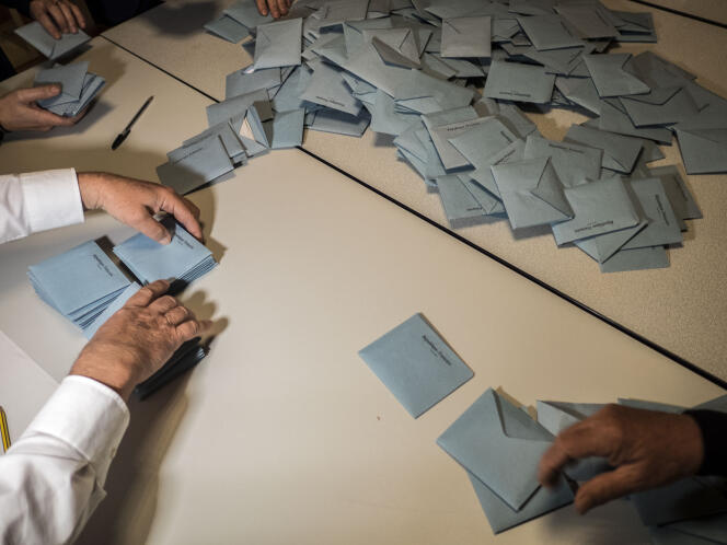 Dépouillement des urnes dans le bureau de vote de la mairie de Le Pontet pour les élections régionales 2015 en PACA.