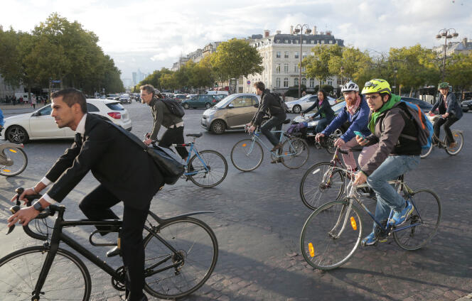 Des cyclistes à Paris le 22 septembre 2015.