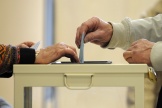 Un homme vote lors du premier tour des élections régionales à Amilly (Loiret), le 6 décembre 2015.
