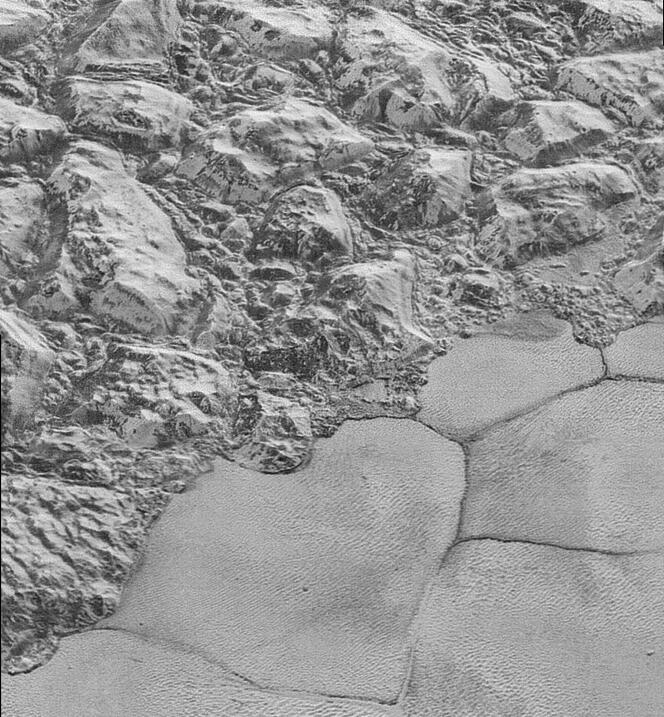 Détail du relief de Pluton, photographié par la sonde New Horizons de la NASA, le 14 juillet 2015.