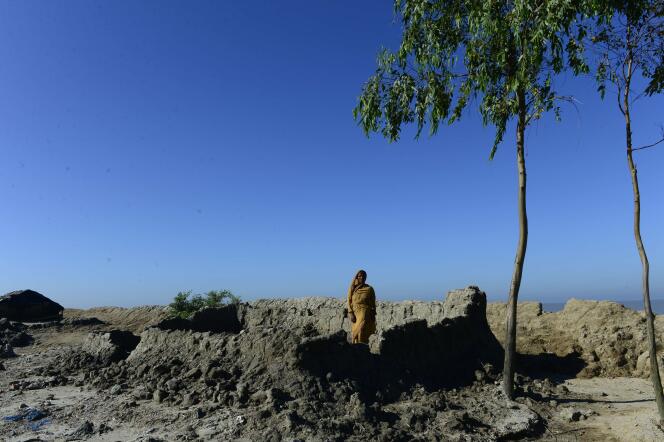 Une villageoise bangladaise, en 2015 sur l’île de Kutubdia, à 330 km de Dacca. L’île entière devrait avoir disparu sous les eaux dans les prochaines décennies.