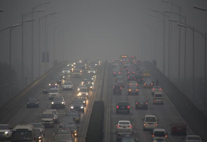 Circulation à Pékin, pendant l'alerte rouge pollution, le 8 décembre.