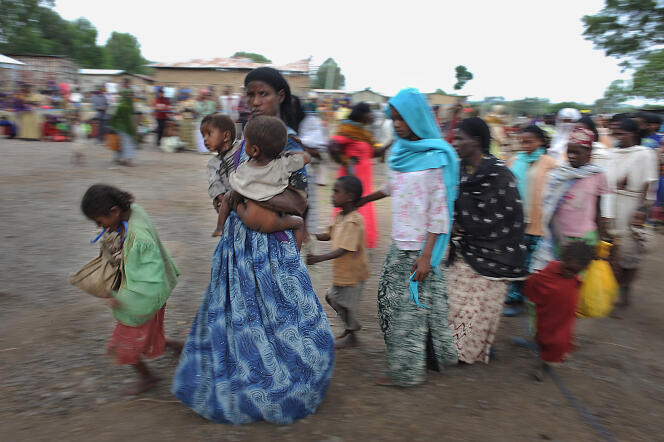 File d'attente devant un centre de soin de Médecins sans frontières dans la ville d'Ajii Shalla en septembre 2008 dans le cadre d'un épisode de sécheresse et de famine. Huit millions de personnes ont eu besoin d'une aide alimentaire urgente.