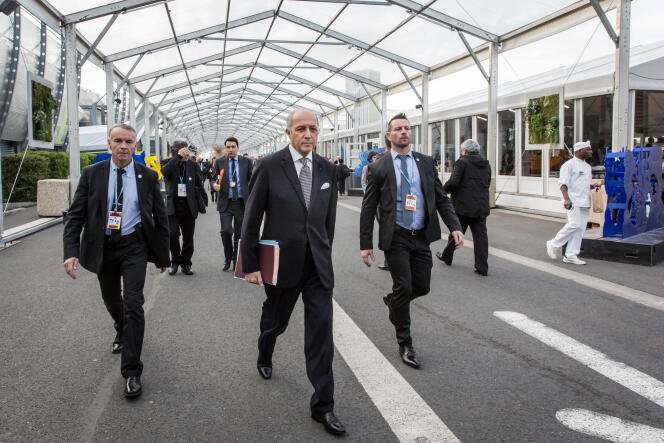 Laurent Fabius en déplacement dans les stands de la COP21