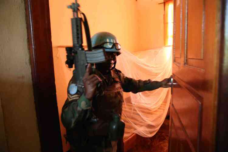 Un casque bleu inspecte les décombres de l'hôpital d'Eringeti. L'attaque a coûté la vie à huit soldats congolais et à un casque bleu malawite