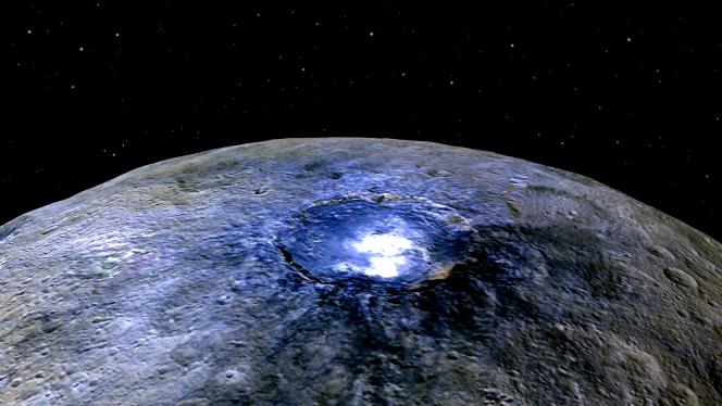 Le cratère Occator, sur l'astéroïde Cérès, abrite une brillante tache blanche constituée de sel (photo en fausses couleurs).