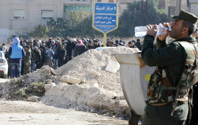 A l'entrée du quartier assiégé de Waer, à Homs, mercredi 9 décembre.