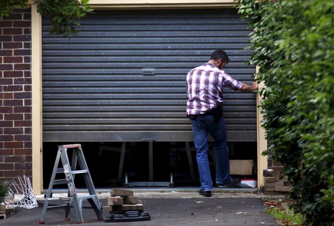 Un policier australien lors de la perquisition de la maison de Craig Steven Wright, en banlieue de Sydney, le 9 décembre.