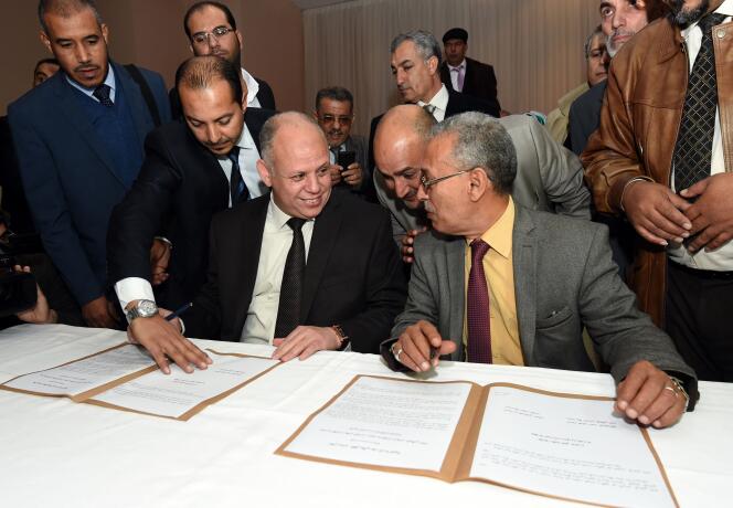 Signature de la Déclaration de Tunis, le 6 décembre, entre les représentants des deux pouvoirs rivaux, Awad Mohammed Abdul-Sadiq (à gauche), pour le CGN, et Ibrahim Fethi Amish, pour le Parlement de Tobrouk.