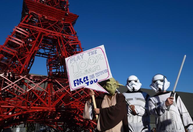 Des militants de l’ONG Avaaz, déguisés en soldats de l’empire version Star Wars, exigent, mercredi au Bourget, que « la force 100 % propre soit avec toi ».
