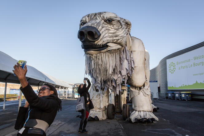 Selfies devant l’ourse polaire géante, Aurora, de Greenpeace mercredi 9 décembre, à la COP21