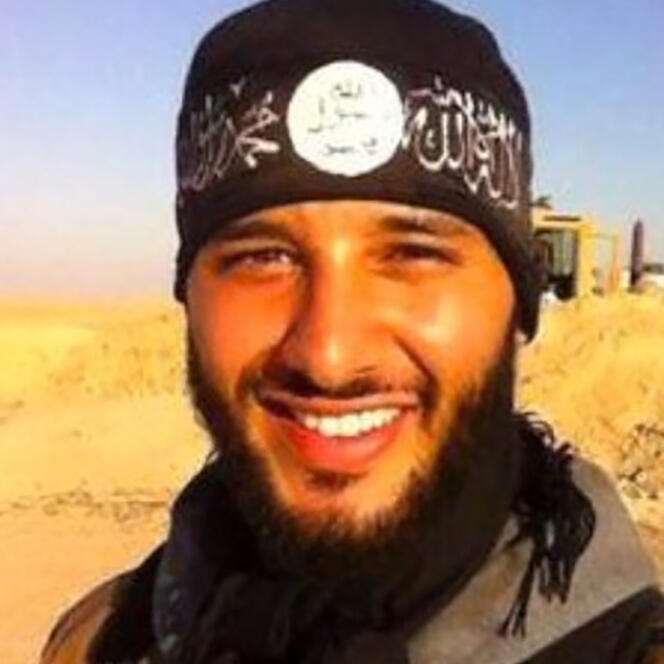 Cette  photo de Foued Mohamed-Aggad tout sourire, affublé d’un bandeau aux couleurs de l’EI, a été retrouvé sur le téléphone portable d'un des jeunes Strasbourgeois revenus de Syrie.