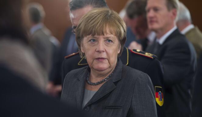 La chancelière Angela Merkel, lors de son arrivée à une réunion avec les représentants d'associations allemandes venant en aide aux réfugiés, à Berlin, le 10 décembre 2015.