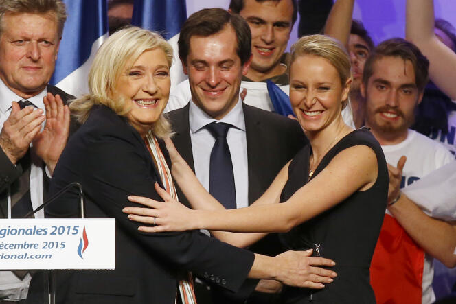 Marine Le Pen et Marion Maréchal-Le Pen, lors d'un meeting pour les régionales à Paris le 10 décembre 2015.