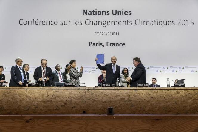 Laurent Fabius avec l'avant-dernière version du projet d'accord, le 10 décembre au Bourget, lors de la COP21.
