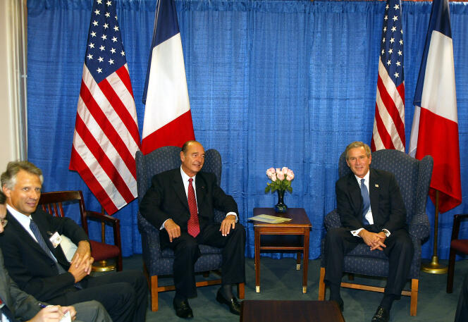Jacques Chirac, entouré de Dominique de Villepin (à gauche), alors ministre des affaires étrangères, et du président américain George Bush, le 23 septembre 2003,  à la Mission des Etats-Unis auprès des Nations unies.