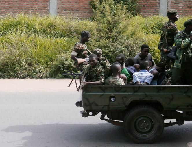 Un véhicule militaire transportant des hommes menottés, dans le quartier de Musaga, à Bujumbura (Burundi), le 11 décembre.