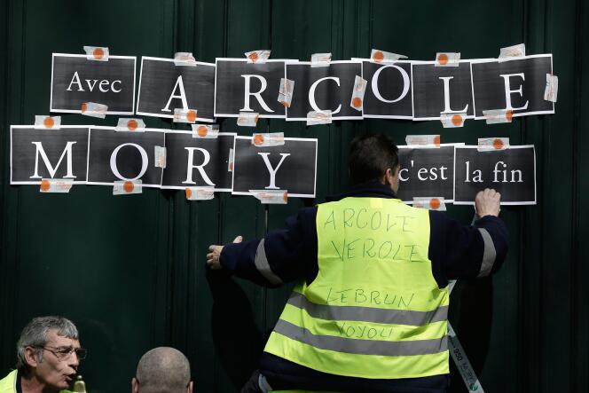 Des salariés de MoryGlobal devant le siège d'Arcole Industries, à Paris, en avril