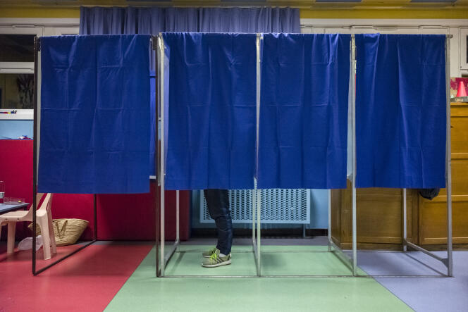Dans un bureau de vote à Lille le 6 décembre 2015.