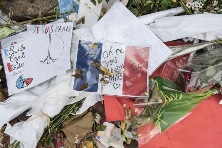 Devant le Bataclan, jeudi 10 décembre, les équipes de la propreté et des archives de Paris trient et collectent les hommages déposés par les anonymes.
