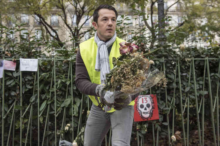 Ce matin-là, les archivistes de la ville de Paris accompagnent les agents de la propreté de Paris qui sont venus nettoyer le boulevard qui fait face à la salle de spectacle, jonché de fleurs fanées.