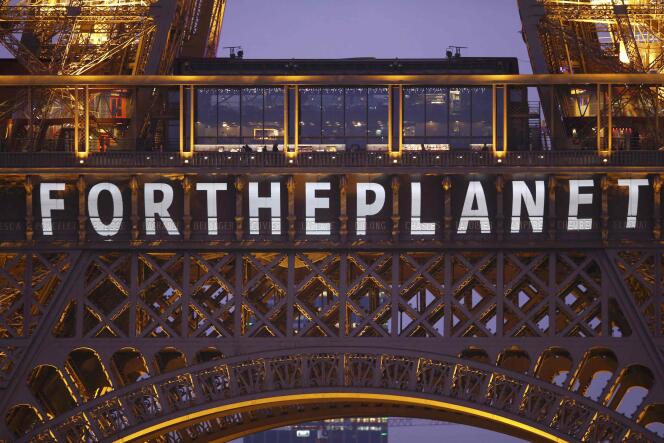 Le slogan « Pour la planète » sur la tour Eiffel lors de la COP21, à Paris, en décembre 2015.