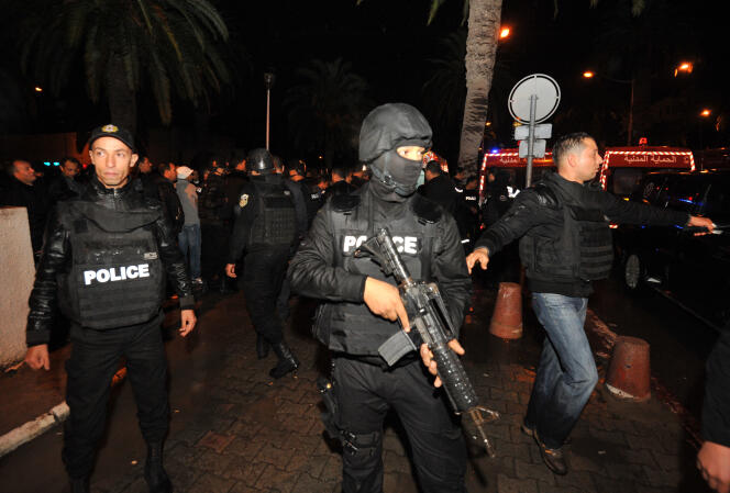 Des policiers tunisiens déployés devant le palais présidentiel le 24 novembre 2015.