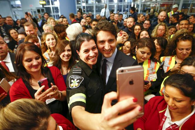 « Le Canada est l’un des pays du monde qui accueille le plus d’immigrés : 296 000 résidents permanents ont ainsi été acceptés en 2016, soit environ 1 % de la population du pays. » (Photo : le premier ministre canadien Justin Trudeau en 2015 à l’aéroport de Toronto, attendant l’arrivée de réfugiés syriens.)