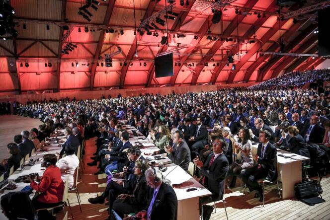 La salle de plénière bondée pour la présentation du texte d'accord, samedi 12 décembre, au Bourget, à la fin de la COP21.