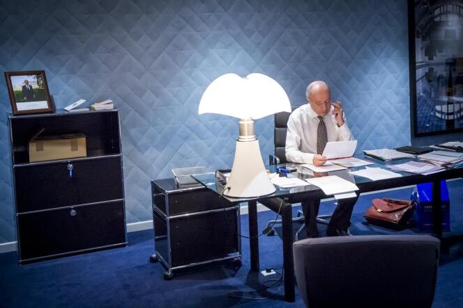 Laurent Fabius, le président de la COP21, dans son bureau du Bourget, samedi 12 décembre au matin.