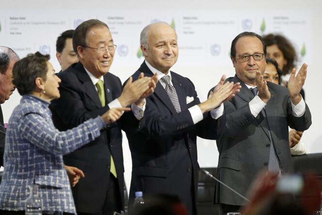 De gauche à droite, Christiana Figueres, secrétaire exécutive de la convention cadre des Nations unies sur les changements climatiques, Ban Ki-moon, secrétaire général des Nations unies, Laurent Fabius, ministre des affaires étrangères, et François Hollande, le président français, lors de la clôture de la COP21 au Bourget, le 12  décembre 2015.