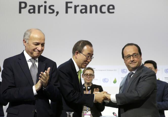Laurent Fabius, Ban ki-Moon et François Hollande à la fin de la COP21 au Bourget.