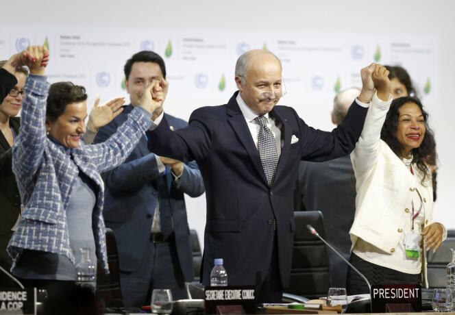 Le ministre des affaires étrangères Laurent Fabius (au centre) , président désigné de COP21 , et Christiana Figueres (à gauche) , secrétaire exécutif de la Convention-cadre des Nations unies sur les changements climatiques, lors de la dernière séance plénière à la Conférence mondiale sur les changements climatiques 2015 (COP21 ) au Bourget (Seine-Saint-Denis), le 12 Décembre 2015.