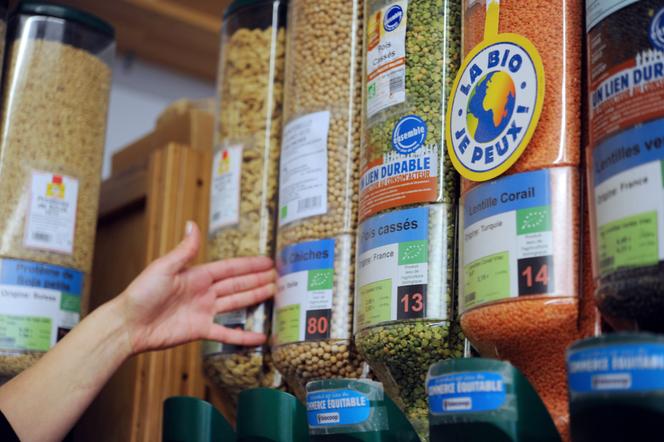 Des céréales en vrac dans un magasin biocoop en mai 2012.