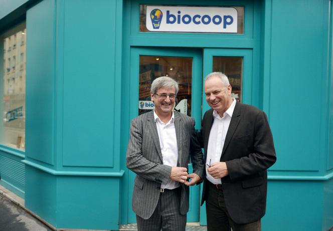 Claude Gruffat, président de Biocoop et Gilles Piquet-Pellorce, directeur général, devant le nouveau modèle 100% vrac de magasin Biocoop, ouvert à Paris le 3 novembre 2015.