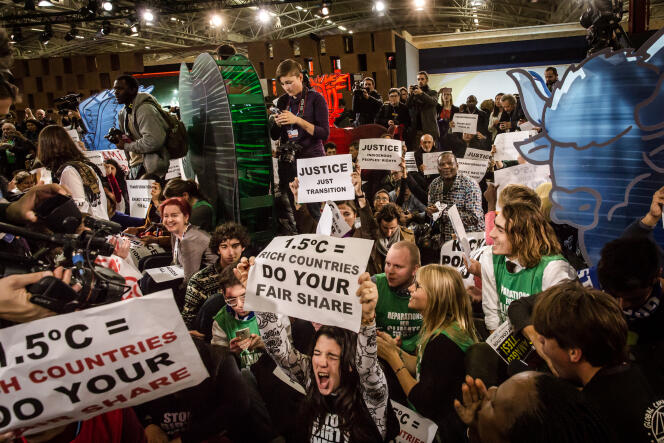Un sit-in organisé par plusieurs ONG sur le site de la COP21, au Bourget, le 9  décembre.