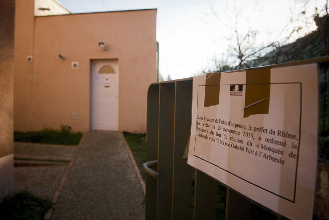 L’entrée de la mosquée de L’Arbresle (Rhône), vendredi 11 décembre.