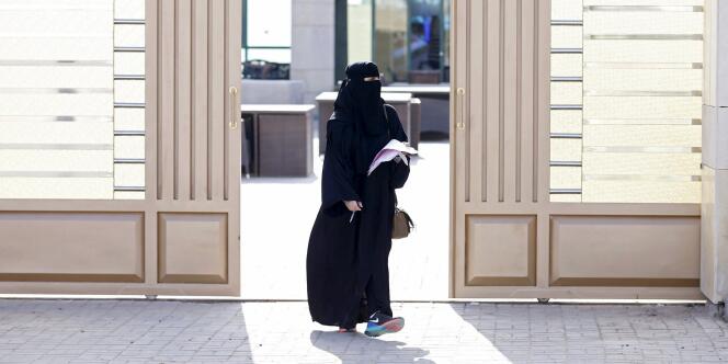 Devant un bureau de vote à Riyad (Arabie saoudite), le 12 décembre 2015.