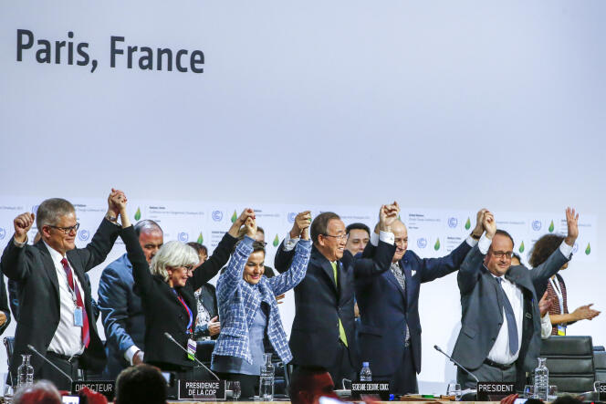 Au moment de l’adoption de l’accord final dans la salle plénière de la COP21 du Bourget, samedi 12 décembre 2015.