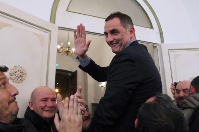 Le candidat du parti nationaliste Gilles Simeoni à l'annonce des résultats du second tour des élections régionales, en Corse le 13 décembre 2015.