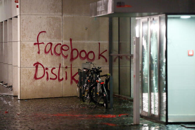 Le siège allemand de Facebook a été vandalisé, samedi 12 décembre.
