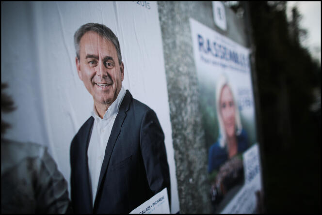 Xavier Bertrand (LR) et Marine Le Pen (FN) sur les affiches électorales pour le deuxième tour des élections régionales en Nord-Pas-de-Calais-Picardie.