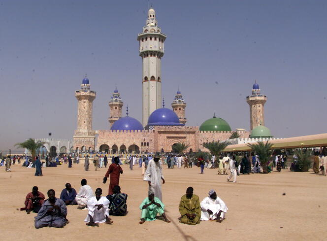 La grande mosquée de Touba, à 200 km à l'est de Dakar. La ville, considérée comme un lieu saint, reçoit le pèlerinage annuel de la fête du Magal, qui célèbre l'anniversaire du départ en exil forcé de cheikh Ahmadou Bamba, fondateur de la confrérie mouride.