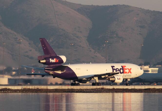 Un avion de fret appartenant à Fedex, sur le tarmac de l'aéroport de San Francisco, le 14 février.