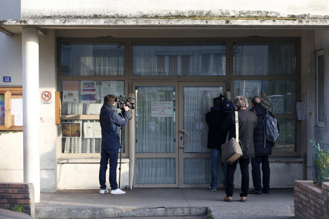 Des journalistes devant l'école d'Aubervilliers où un professeur a inventé une agression prétendument terroriste le 14 décembre 2015.