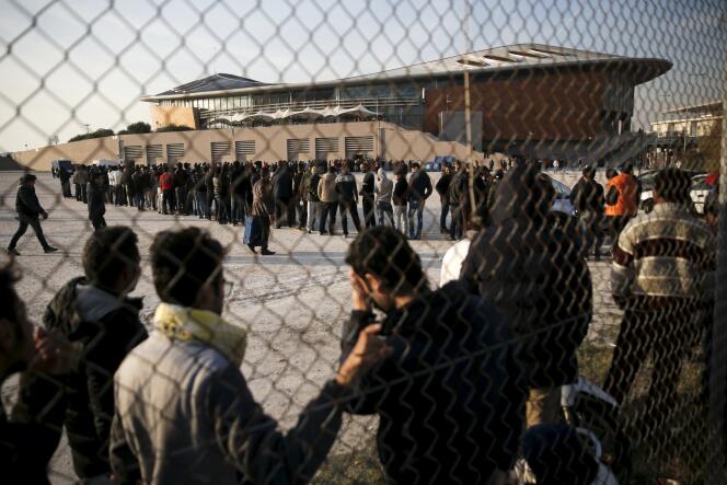 Des migrants, dans le centre Taekwondo d'Athènes, le 14 décembre.